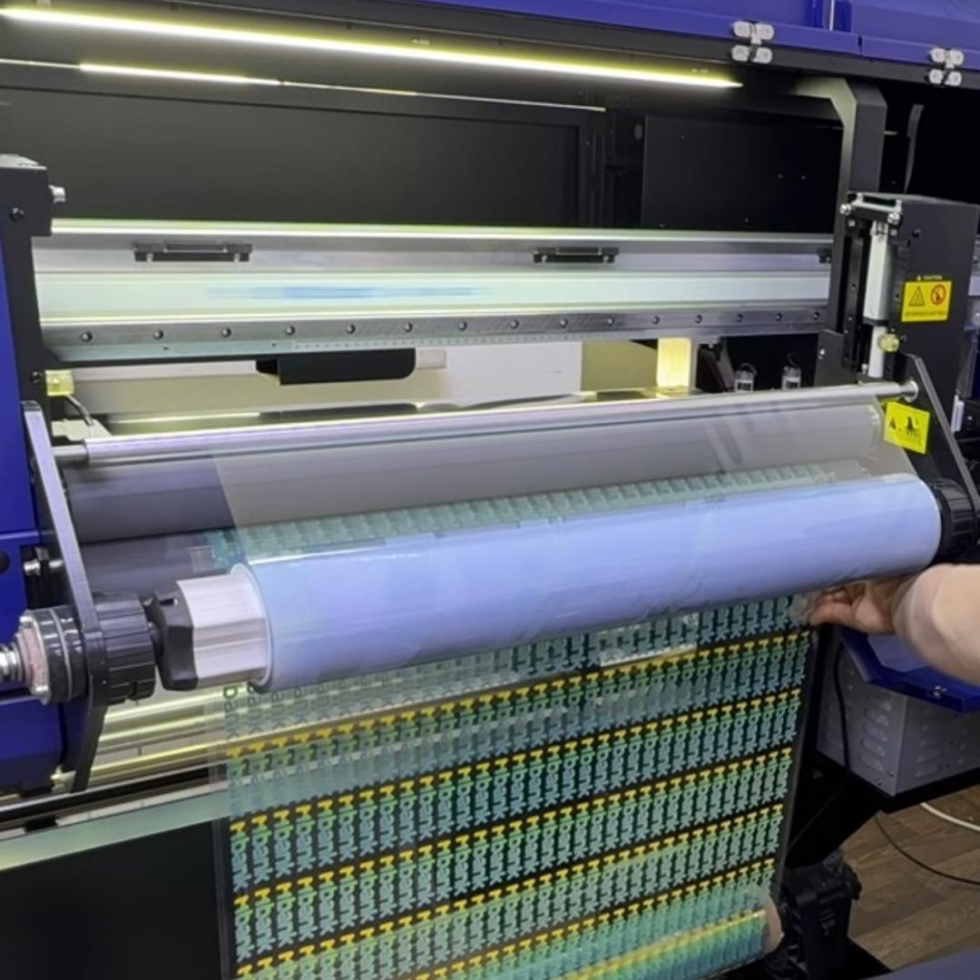 Процесс UV DTF печати на различных поверхностях